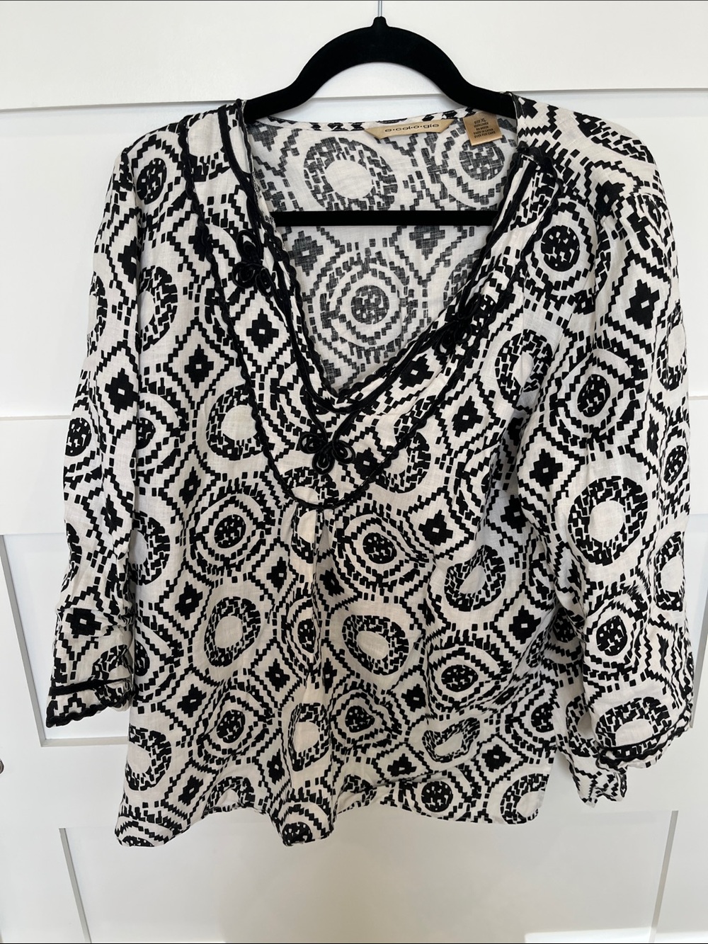 Black & White Patterned Women's V-Neck Top